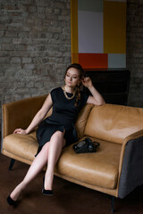Obraz premium A beautiful young girl posing in an interior photo studio.