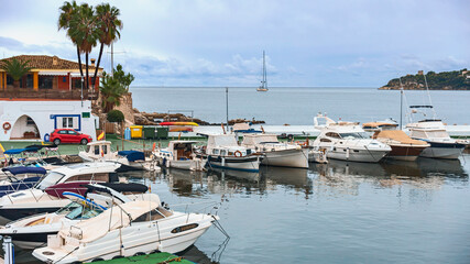 Fototapeta na wymiar modern motor boats in the quiet harbor of the Spanish city of Palma de Mallorca
