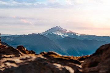 Mount Baker in North Cascade National Park during sunset © Team Gradient/Wirestock
