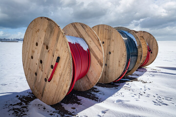 Breitbandausbau - Digitalisierung, aufgerollte Leitungen für Glasfaser im Schnee.