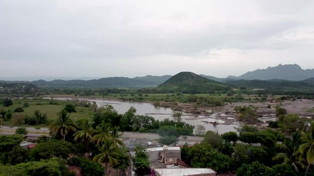 Rio Sinaloa Mexico, Cerros de Fondo,  Toma con DJI Mini2 Subiendo.