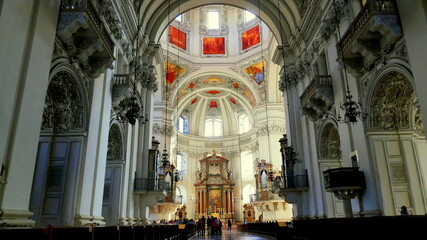 herrliche weite Innenansicht des Doms zu Salzburg im Barockstil mit erleuchteter Kuppel und Altar...