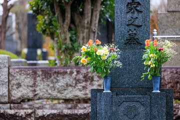雨の日の墓と供花