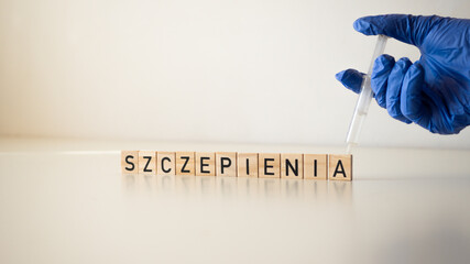Fototapeta Szczepienia - napis z drewnianych kostek, strzykawka, szczepionka, ręka, pielęgniarka obraz