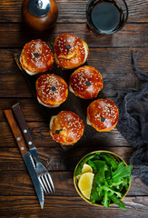 mini hamburgers sliders, mini burgers on board