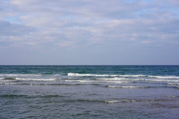 Ostsee mit Wellen bei Sonnenschein 
