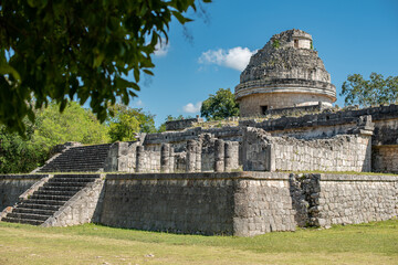 Fototapeta na wymiar Chichen Itza Mayan ruins in Mexico near Cancun - El Caracol, the Observatory 
