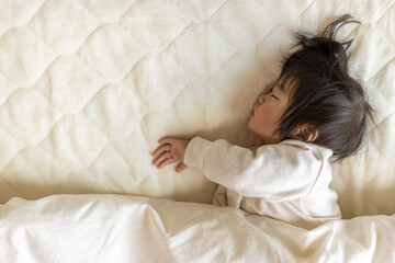 布団で昼寝している赤ちゃん（1歳5か月、日本人、女の子）