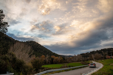 Paisaje de montaña y carretera
