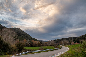 Paisaje de montaña y carretera
