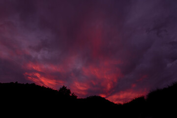 atardecer entre las montañas