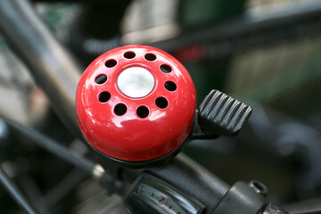 eine rote klingel an einem fahrrad