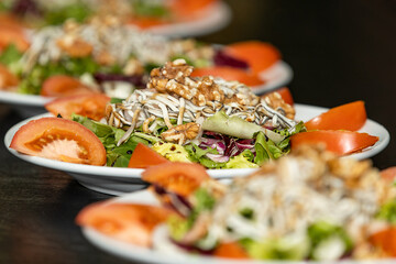 ensalada de gulas con escarola tomate y nueces