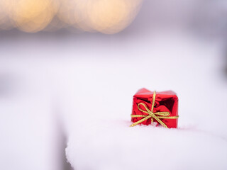 Prezent na śniegu, święta, zima, wesołych świąt.  - obrazy, fototapety, plakaty