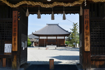 吉祥草寺　山門から本堂を望む　奈良県御所市