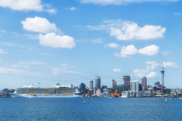 Fototapeta premium Auckland Waterfront Panoramic View with A Big Cruise Ship, Auckland Harbour, New Zealand