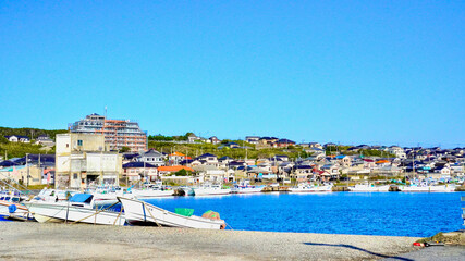 漁船が集まる漁港と港町