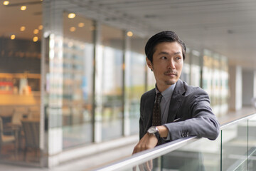 スーツ姿の男性