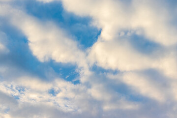 白い雲が広がる空