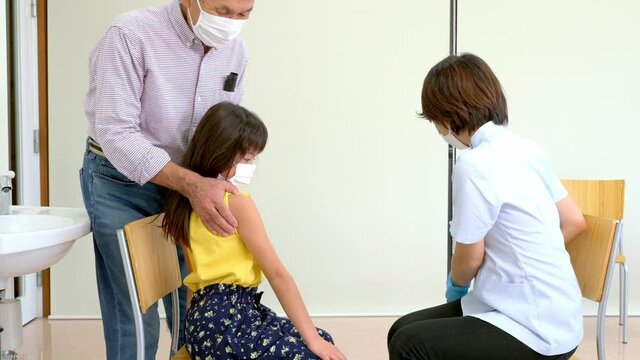 注射をうたれる子供　ワクチン接種