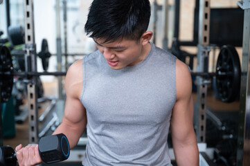 Fototapeta na wymiar 筋肉が美しいトレーニング中のアジア系の男性 