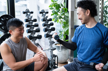 Trainer teaching strength training and private lessons with someone who teaches dumbbells.