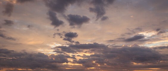Obraz premium The morning sky looked like a bright golden sky. The sunrise is decorated with clouds in various shapes. Looks beautiful.