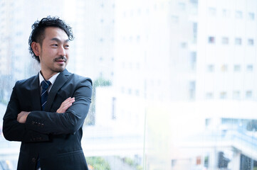 エクゼクティブに見える30～40代のヒゲのアジア人男性