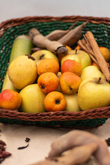 Canasta con frutas del ponche navideño tejocote, caña, manzana, guayaba canela y tamarindo, sobre...