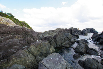 Fototapeta na wymiar 荒々しい火成岩で形成された潮岬の先端部