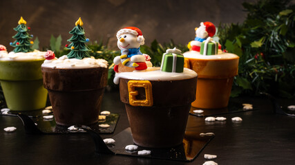 vasetti di cioccolato con decorazioni natalizie. dolci di Natale sfondo scuro