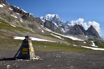 Le Col de la Seigne, dominé par le Mont Blanc (alt 4808 m)