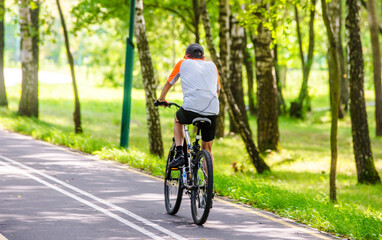 Naklejka premium Cyclist ride on the bike path in the city Park 