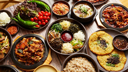 Fototapeta na wymiar Korean traditional food, stew, bibimbap, traditional alcohol