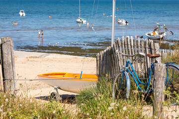 Paysage de bord de mer, vieux vélo bleu sur le littoral Breton.