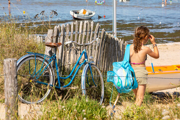Jeune fille allant à la plage sur le littoral français, pendant les vacances d'été en Bretagne...