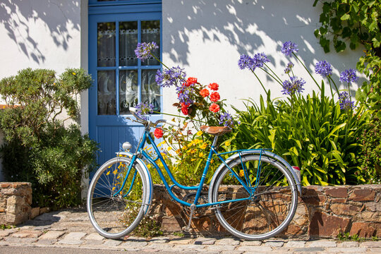 Vieux v&eacute;lo bleu dans les rues d'un petit village en Vend&eacute;e, France.