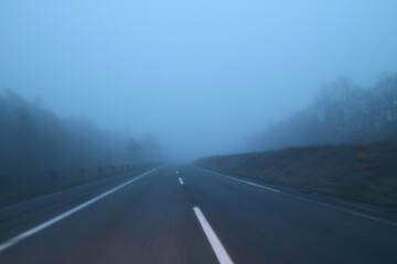 霧に包まれた早朝の高速道路