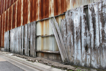 木の板がはがれた壁の様子