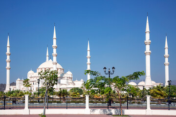 Fototapeta na wymiar Sheikh Zayed Mosque with six minarets is the main mosque in the Emirate of Fujairah, United Arab Emirates