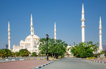 Fototapeta na wymiar Sheikh Zayed Mosque with six minarets is the main mosque in the Emirate of Fujairah, United Arab Emirates