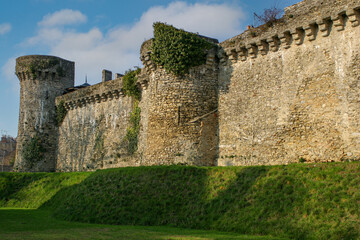 Fototapeta na wymiar remparts de Laval, bastion et tour Belot-Oissel