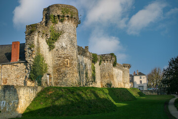 Fototapeta na wymiar Remparts de Laval, la tour Belot-Oissel