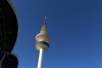 Fernsehturm in Hamburg und blauer Himmel