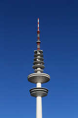 Fernsehturm in Hamburg und blauer Himmel © klaus