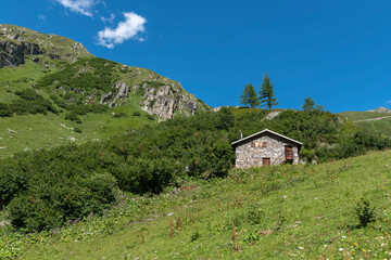 Fototapeta na wymiar Mountain hut near the hamlet of Ladstafel below the Nufenen Pass