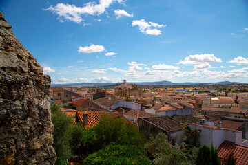 Fototapeta na wymiar Vista del pueblo antiguo de Trujillo, en España con montañas y nubes en el fondo