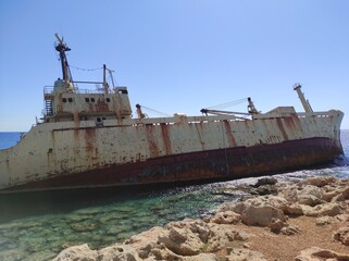 Fototapeta premium sunken ship in paphos 