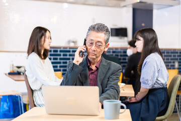 カフェで電話をするエグゼクティブ