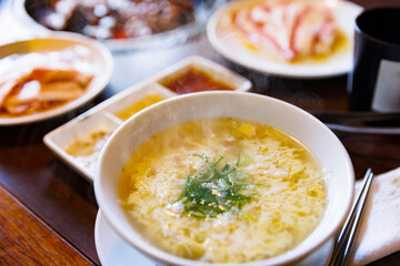 温かくておいしそうな卵スープ